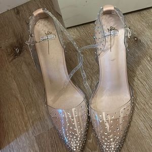 I’m selling heels never worn